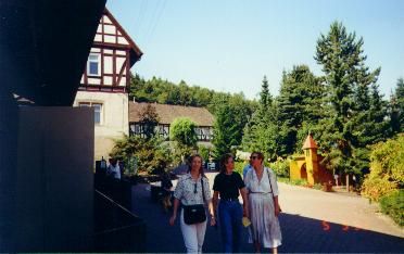 990905b.jpg (20048 Byte)